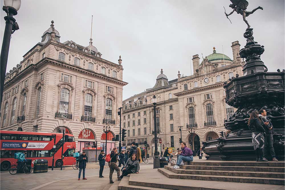 Harry potter London walk tour - Piccadilly Circus
