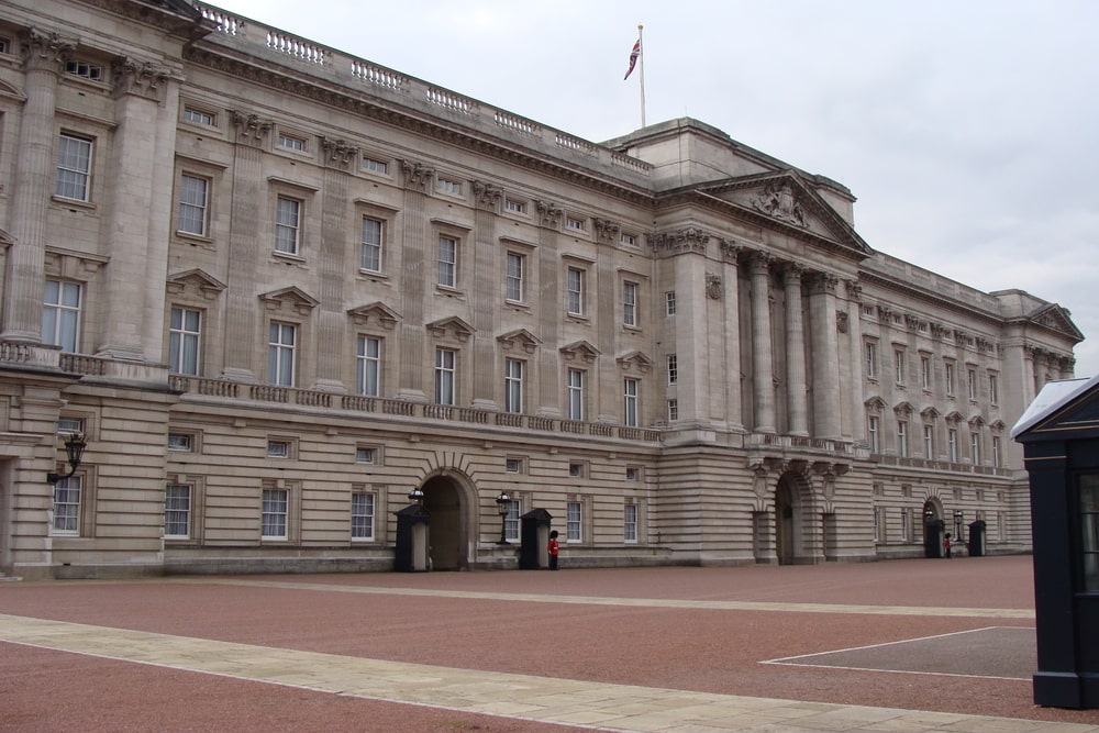 Buckingham Palace London tour walks palace