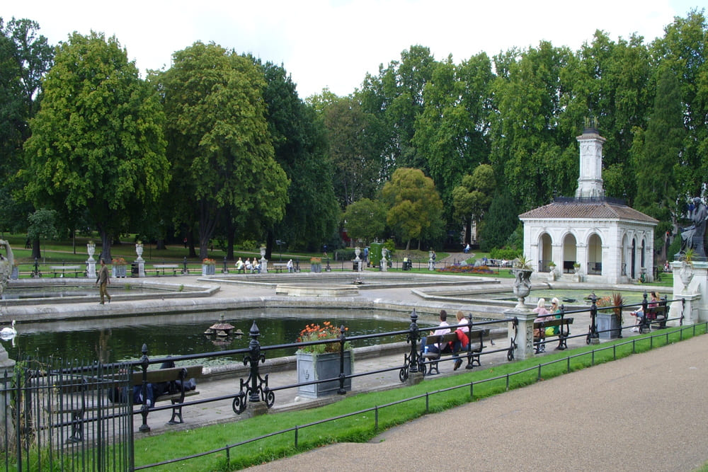 Kensington Garden walking tour in london near